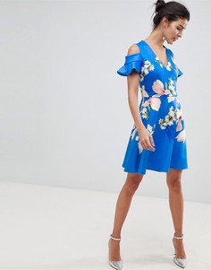 Короткое приталенное платье с цветочным принтом и открытыми плечами Ted Baker - Синий