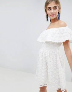 Платье мини для выпускного с открытыми плечами и 3D-цветами Dolly & Delicious - Белый