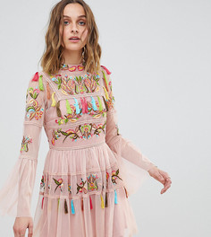 Короткое приталенное платье с вышивкой и кисточками Frock And Frill - Розовый
