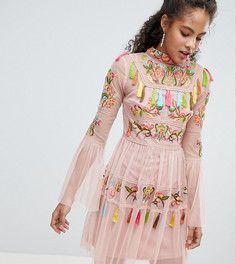 Короткое приталенное платье в этническом стиле с вышивкой и отделкой кисточками Frock And Frill Tall - Розовый