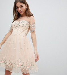 Платье миди с цветочной вышивкой Chi Chi London Petite - Розовый