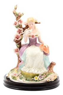 Статуэтка на подставке ROYAL CLASSICS