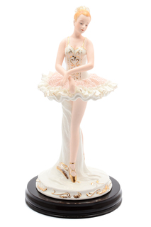 Статуэтка на подставке ROYAL CLASSICS