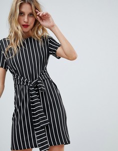 Платье-футболка в полоску с поясом PrettyLittleThing - Бежевый