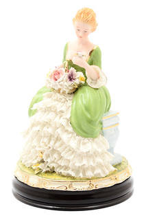 Статуэтка на подставке ROYAL CLASSICS