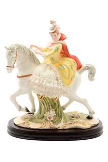 Статуэтка на подставке ROYAL CLASSICS