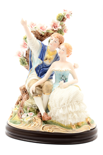 Статуэтка на подставке ROYAL CLASSICS