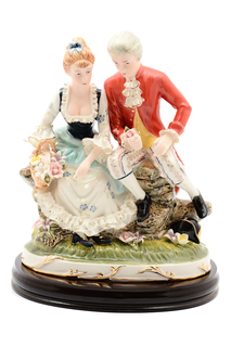 Статуэтка на подставке ROYAL CLASSICS