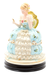Статуэтка на подставке ROYAL CLASSICS