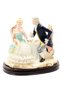 Статуэтка на подставке ROYAL CLASSICS