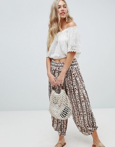 Брюки цвета слоновой кости с принтом Free People - Белый
