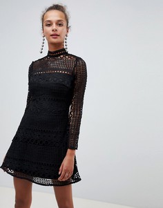 Короткое приталенное платье с высоким воротником и длинными рукавами Parisian - Черный