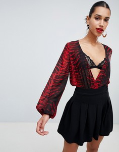 Шифоновое боди с анималистичным принтом PrettyLittleThing - Красный