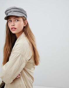 Серая кепка газетчика в клетку Monki - Серый