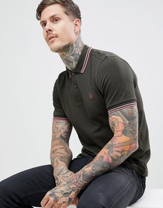 Поло цвета хаки с отделкой двойным кантом Fred Perry - Зеленый