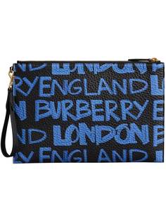 клатч на молнии с принтом в стилистике граффити Burberry