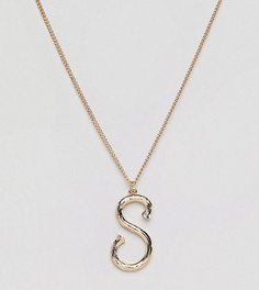 Золотистое ожерелье с фактурной подвеской в виде буквы S DesignB London - Золотой
