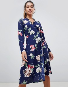 Синее платье миди с цветочным принтом и запахом Boohoo - Синий