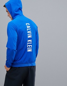 Спортивная куртка с капюшоном и логотипом на спине Calvin Klein Performance - Синий