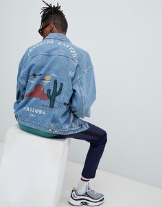 Свободная джинсовая куртка с принтом на спине ASOS DESIGN - Синий