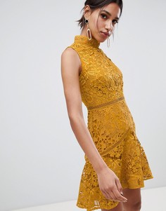 Кружевное короткое приталенное платье горчичного цвета без рукавов с высоким воротом True Decadence - Желтый