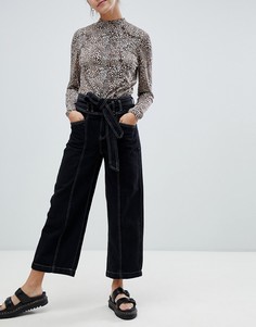 Джинсы с контрастными строчками и поясом Bershka - Черный