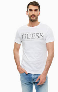 Белая футболка с логотипом бренда Guess