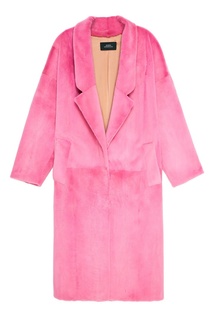 Розовое меховое пальто с надписью Alena Akhmadullina