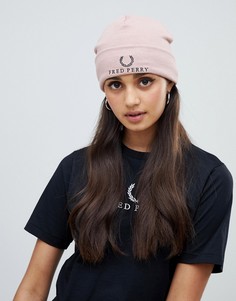 Трикотажная шапка-бини с лавровым венком Fred Perry - Розовый