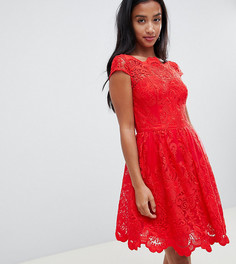 Красное кружевное платье миди для выпускного Chi Chi London Petite premium - Красный