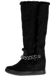 Зимние сапоги на скрытой танкетке с металлическим декором Guess