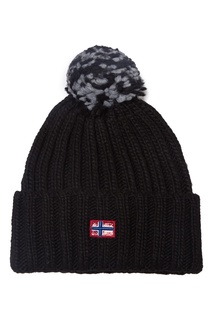 Черная шапка с нашивкой Napapijri