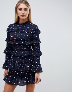 Темно-синее платье мини с оборками и цветочным принтом PrettyLittleThing - Темно-синий