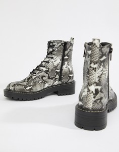 Походные ботинки на плоской подошве со шнуровкой и змеиным принтом New Look - Черный