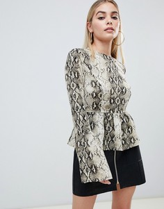 Топ с оборкой по краю, открытой спиной с завязкой и змеиным принтом PrettyLittleThing - Мульти