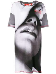 Opening Ceremony платье-футболка с принтом