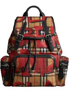 Burberry средний рюкзак в винтажную клетку с принтом в стилистике граффити