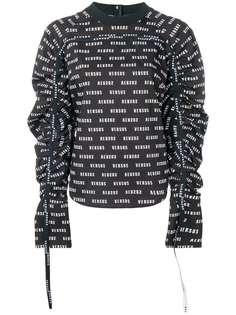 Versus свитер со сборками и сплошным принтом с логотипами