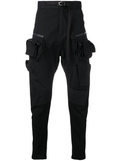 Julius зауженные к низу брюки с накладными карманами