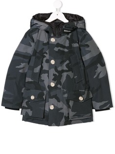 Woolrich Kids парка с камуфляжным принтом