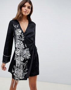 Платье-кимоно с запахом, отделкой искусственным жемчугом и кисточками ASOS DESIGN - Черный