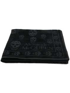 Alexander McQueen пляжное полотенце с логотипом