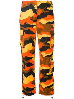 Off-White брюки карго с камуфляжным принтом