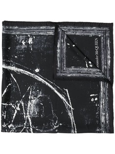 Alexander McQueen шарф с принтом