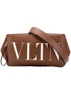 Valentino поясная сумка Valentino Garavani с принтом VLTN