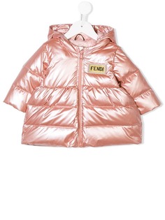 Fendi Kids пуховик с заплаткой с логотипом