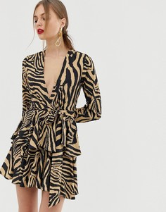 Короткое приталенное платье с глубоким вырезом и принтом зебра John Zack - Мульти