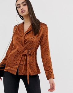 Атласный топ выгоревшего оранжевого цвета с запахом PrettyLittleThing - Коричневый