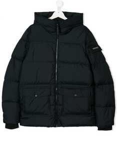 Woolrich Kids дутое пальто с фирменной нашивкой на рукаве