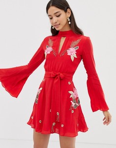 Короткое приталенное платье с вышивкой в виде роз Millie Mackintosh - Красный